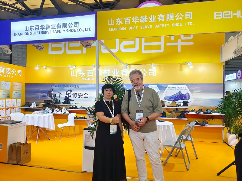 2025摩登中國國際鞋包服飾時尚展現(xiàn)場來了，百華鞋業(yè)展位現(xiàn)場人氣爆棚！