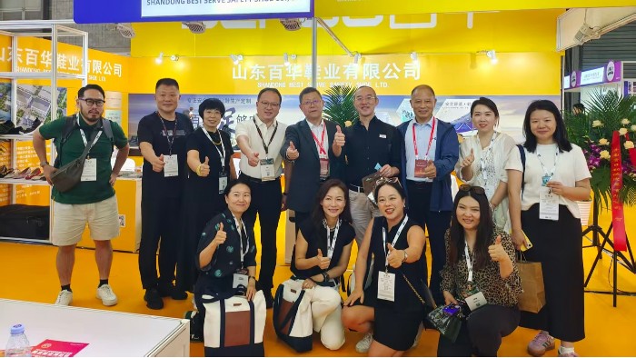 2025摩登中國國際鞋包服飾時尚展現(xiàn)場來了，百華鞋業(yè)展位現(xiàn)場人氣爆棚！