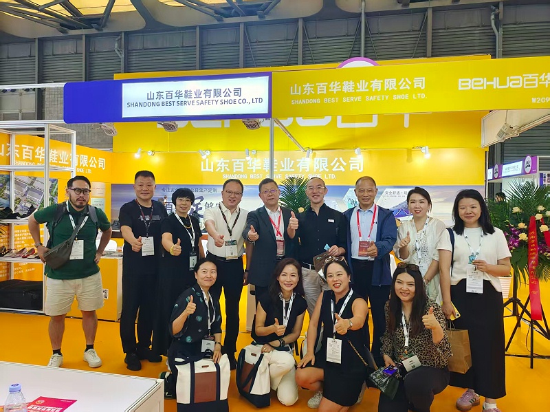 2025摩登中國國際鞋包服飾時尚展現(xiàn)場來了，百華鞋業(yè)展位現(xiàn)場人氣爆棚！