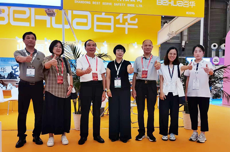 2025摩登中國國際鞋包服飾時尚展現(xiàn)場來了，百華鞋業(yè)展位現(xiàn)場人氣爆棚！