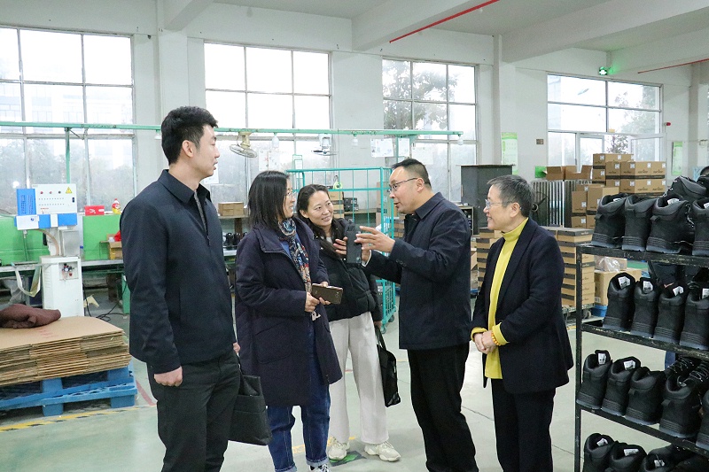 山東省皮革協會研究所馬書記一行蒞臨百華鞋業指導工作