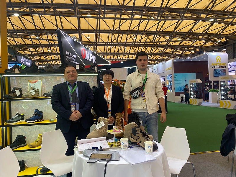 第106屆中國勞動保護用品交易會現場來 了，百華鞋業展會現場人氣爆棚！