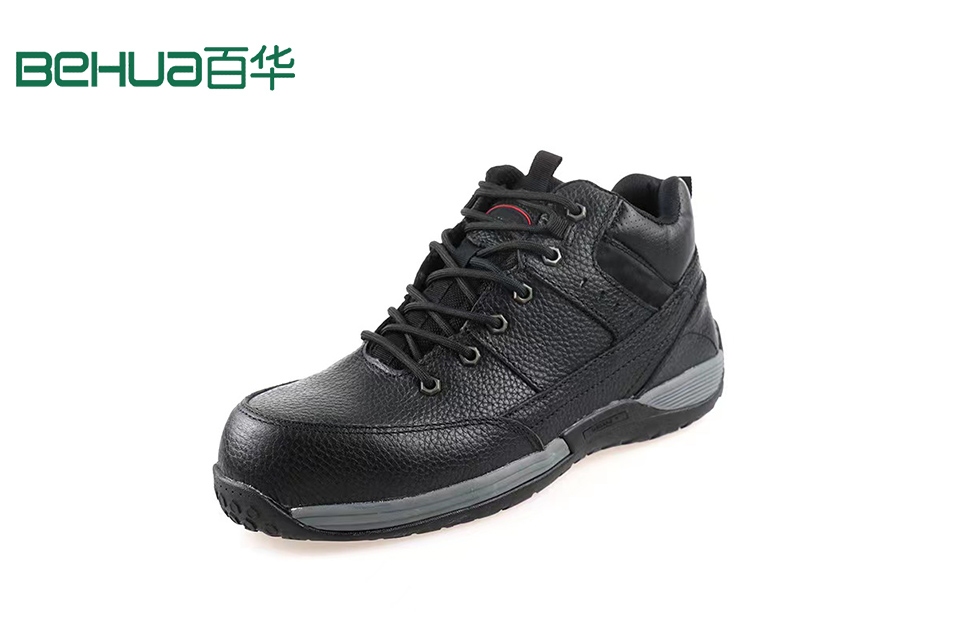 從事鐵路工作保護(hù)足部安全，選擇112款防砸防刺穿勞保鞋