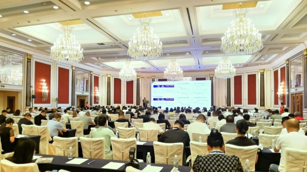 喜訊|山東百華鞋業(yè)有限公司再攀高峰！榮膺中國皮革協(xié)會常務(wù)理事單位