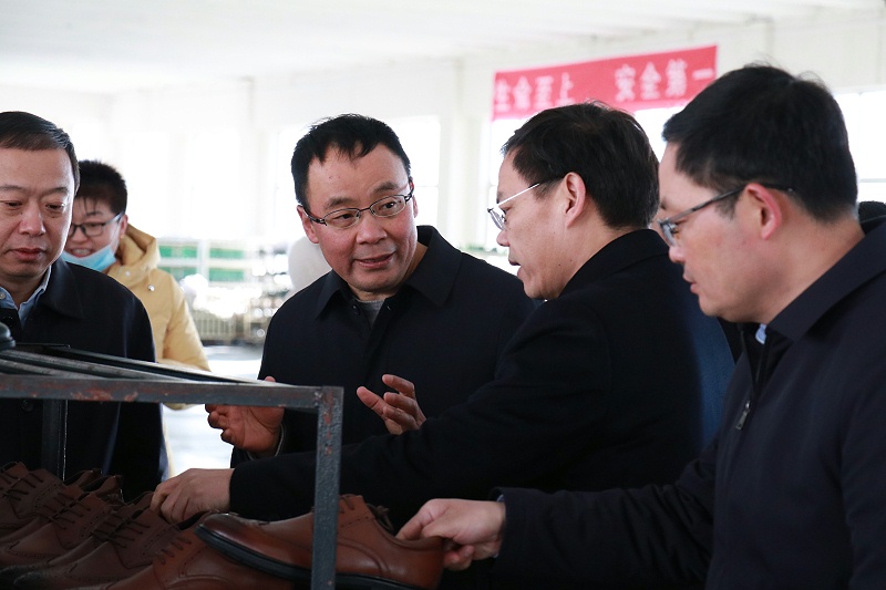 沂南縣委書記侯占夫百華鞋業調研指導