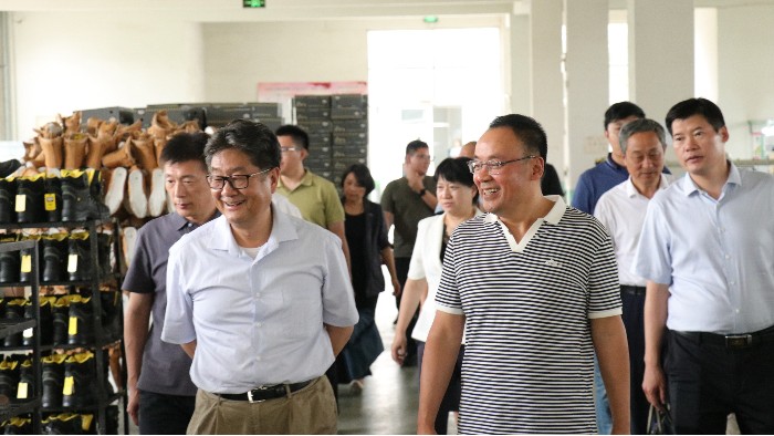 山東省貿(mào)促會(huì)黨組成員、副會(huì)長(zhǎng)劉曉江一行蒞臨百華鞋業(yè)調(diào)研指導(dǎo)