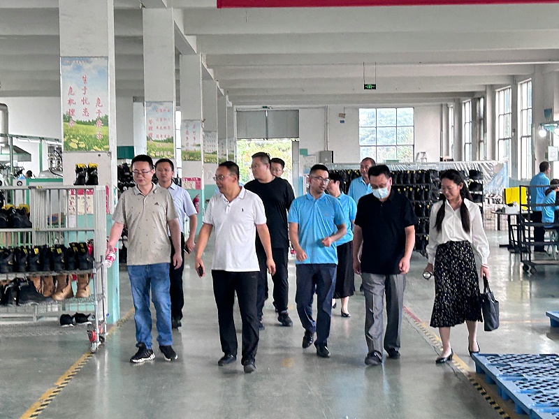 山東黃金集團領導蒞臨百華鞋業(yè)調(diào)研指導