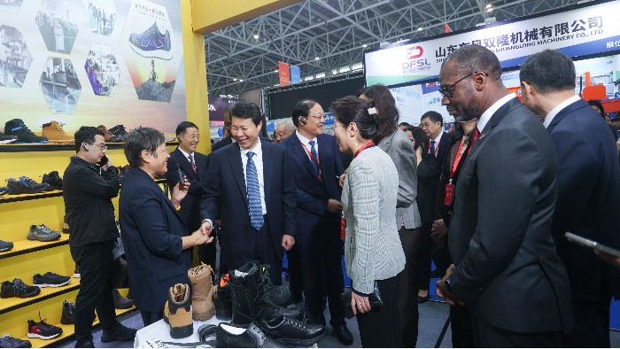 百華鞋業(yè)亮相共建“一帶一路”第三屆臨沂商城國際采購商大會