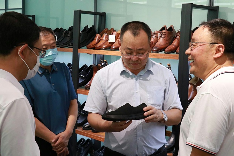 沂南縣縣長冉凡亞等一行蒞臨百華鞋業