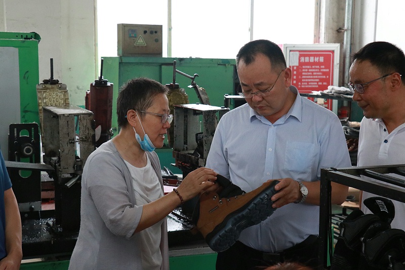 沂南縣縣長冉凡亞等一行蒞臨百華鞋業